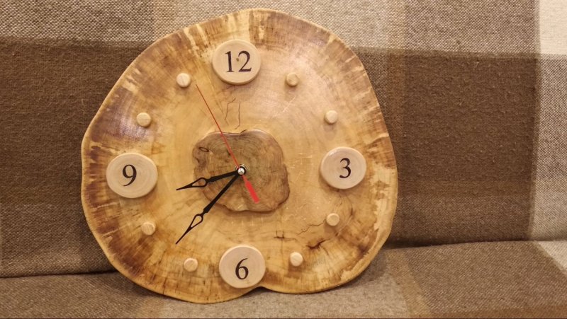 Часы из спилов дерева