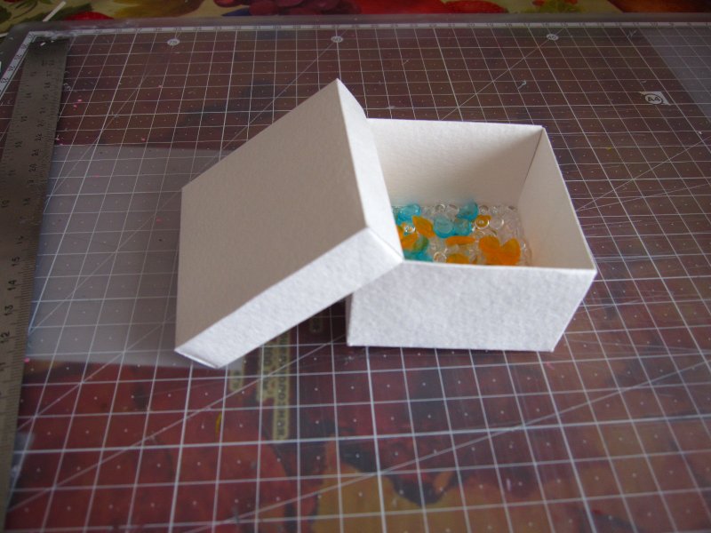 Маленькая и лёгкая коробка из бумаги