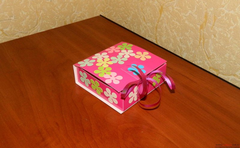 Подарочная коробка из картона