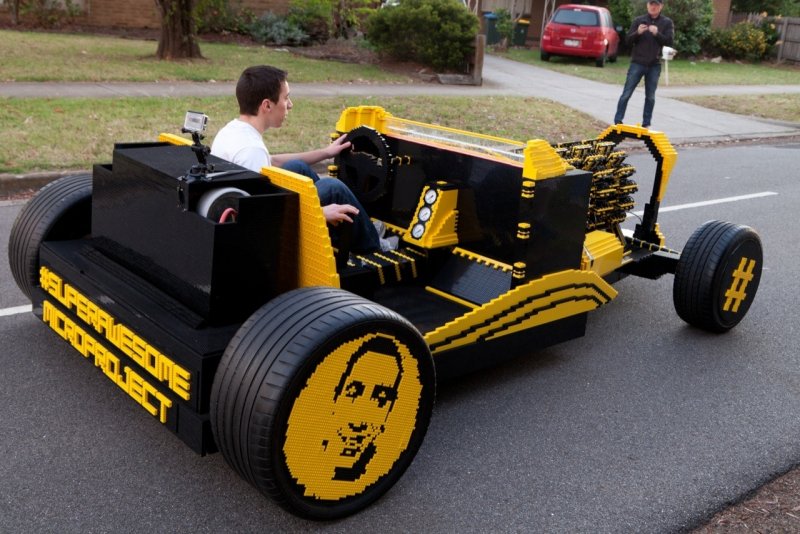 Полноразмерного автомобиля из деталей LEGO