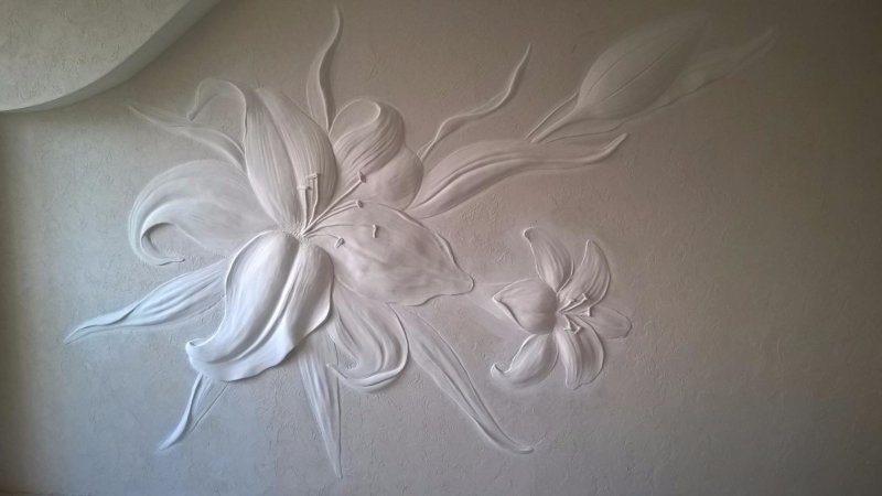 Цветы из шпаклевки на стене