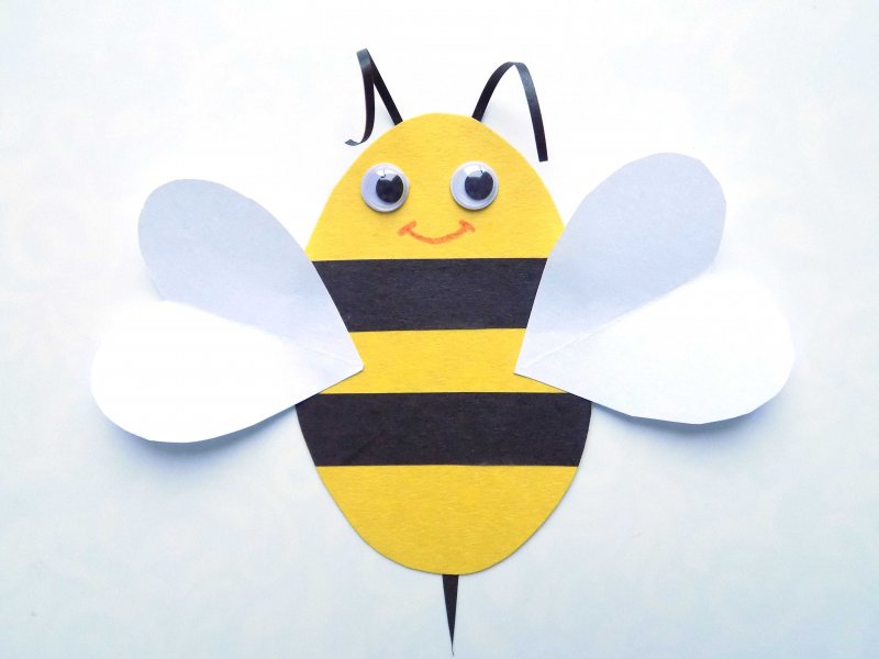 Аппликация из ткани пчела