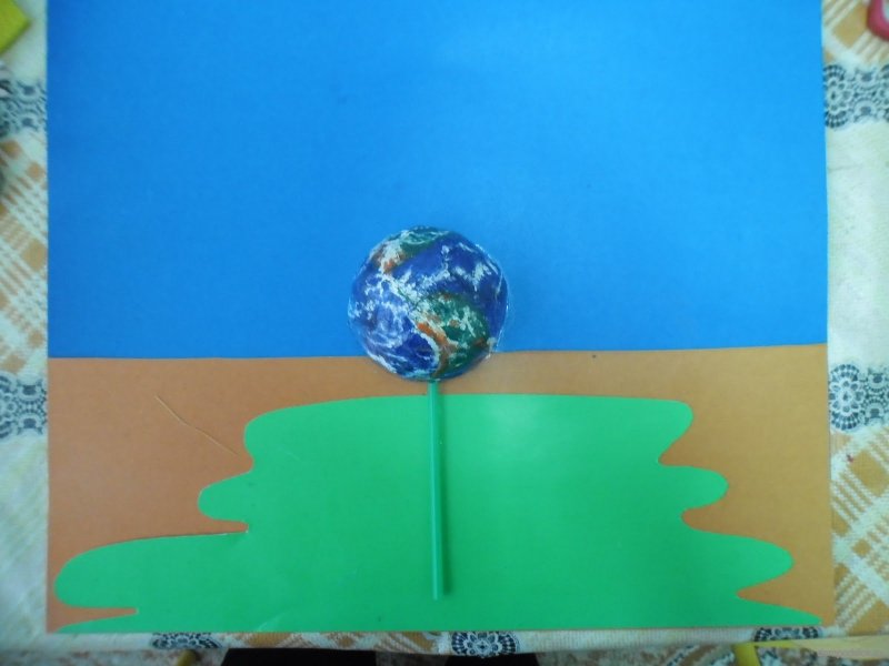 Глобус из цветной бумаги