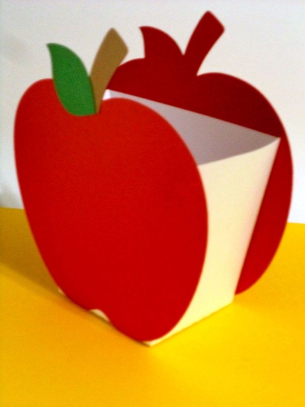 Конструирование из бумаги яблоко