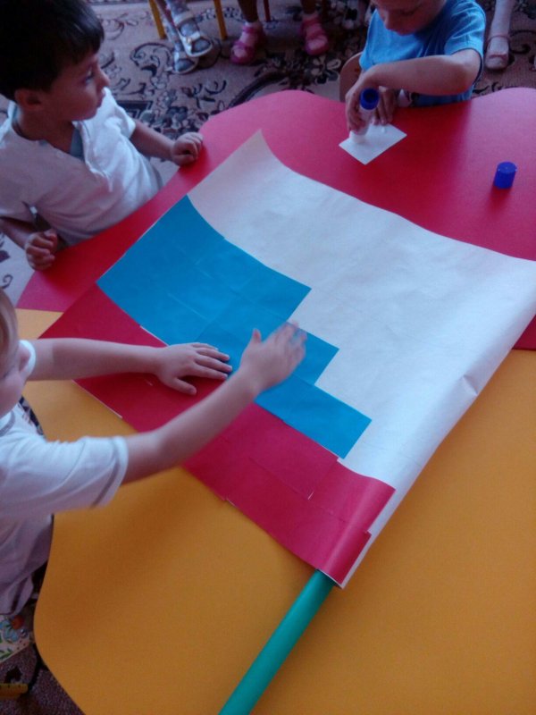 Коллективная работа с детьми на день российского флага