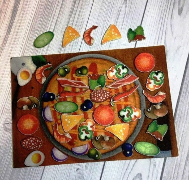 На стену тарелка пицца