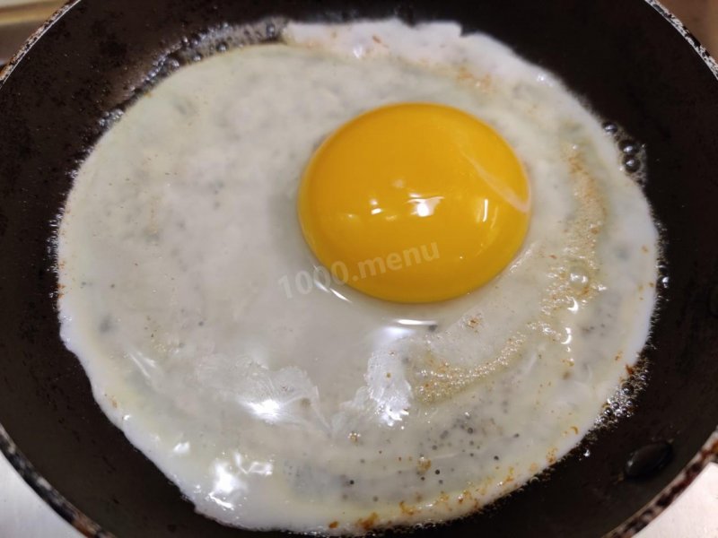 Сковородка яйцо на белом фоне
