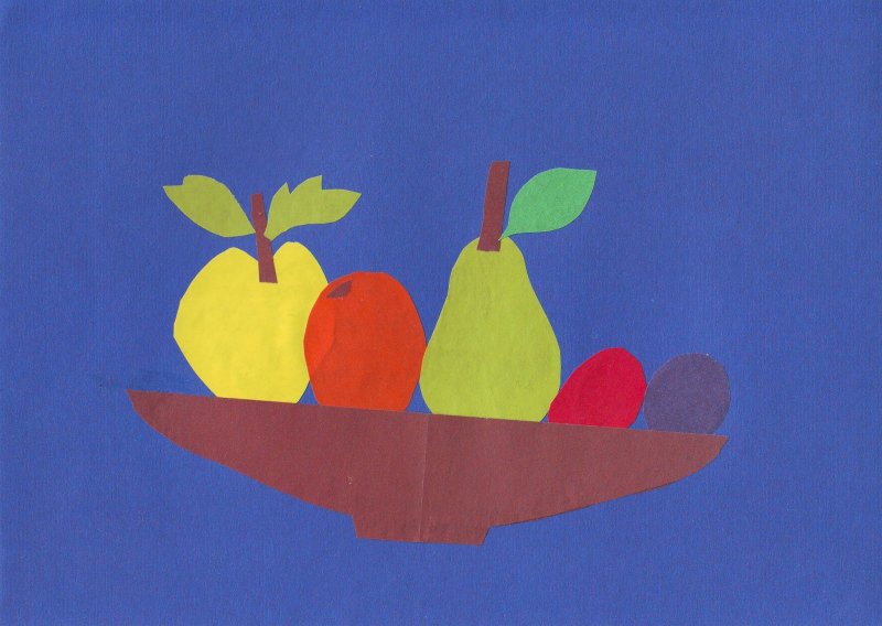 Натюрморт с фруктами из цветной бумаги