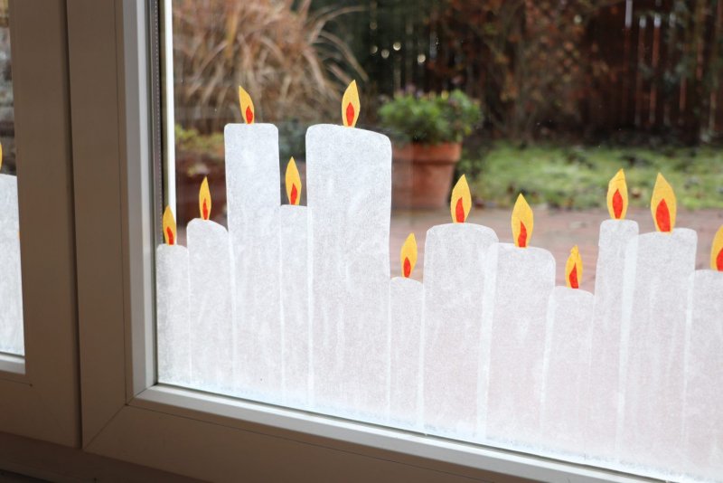 Украшение окна свечами