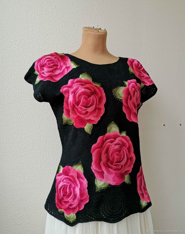 Вязаное платье с розами