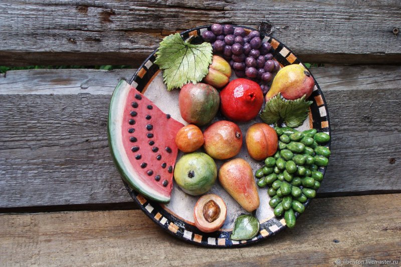 Огромная тарелка с фруктами