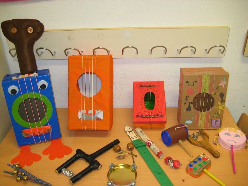 Атрибуты для музыкальных занятий в детском саду