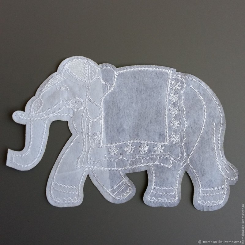 Слон из одноразовых тарелок