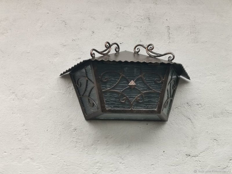 Настенный светильник над дверью