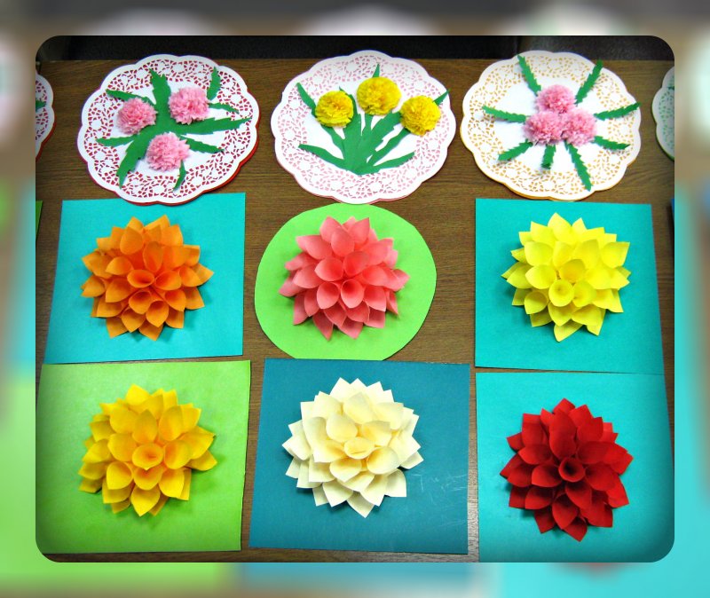 Объемные цветы для украшения группы в детском саду из салфеток