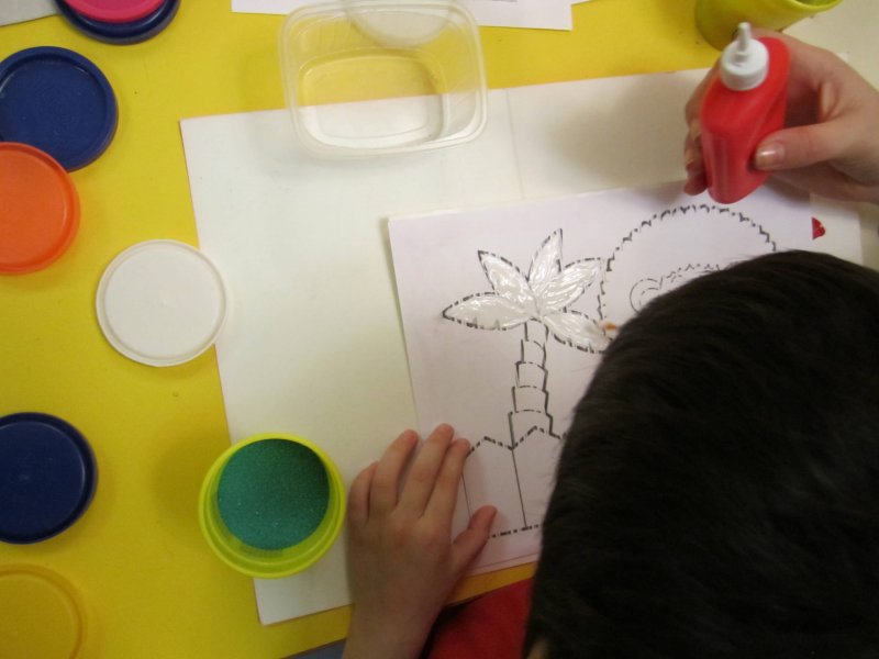 Рисование цветным песком в детском саду