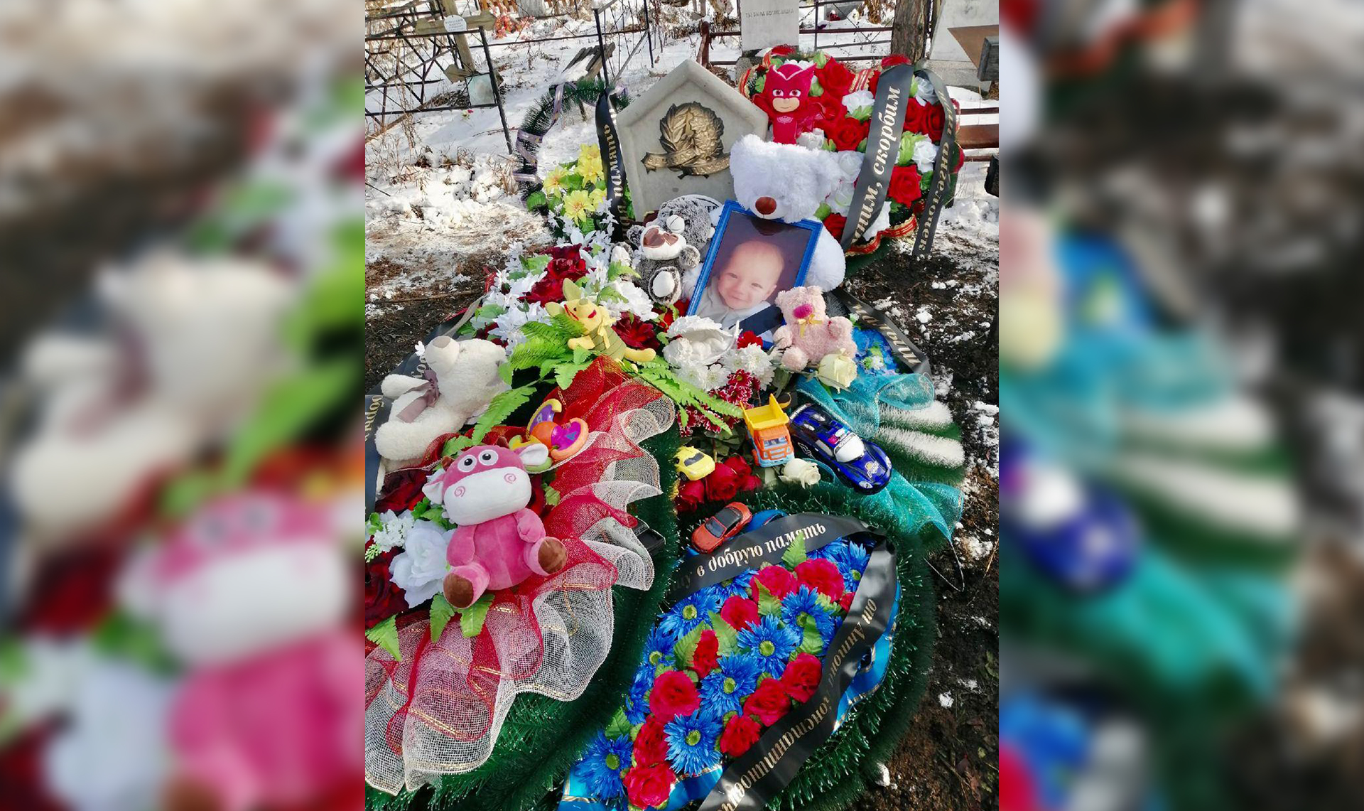 Могила утонувшей. Похороны детей погибших. Похороны детей погибших в Донецке.