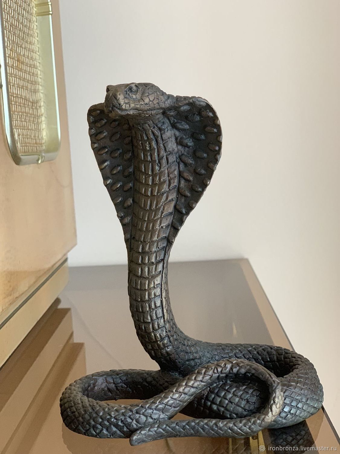 Змея живая купить. Змея домашняя Королевская Кобра. Статуэтки змей. Змея статуэтка. Статуэтка Кобра.