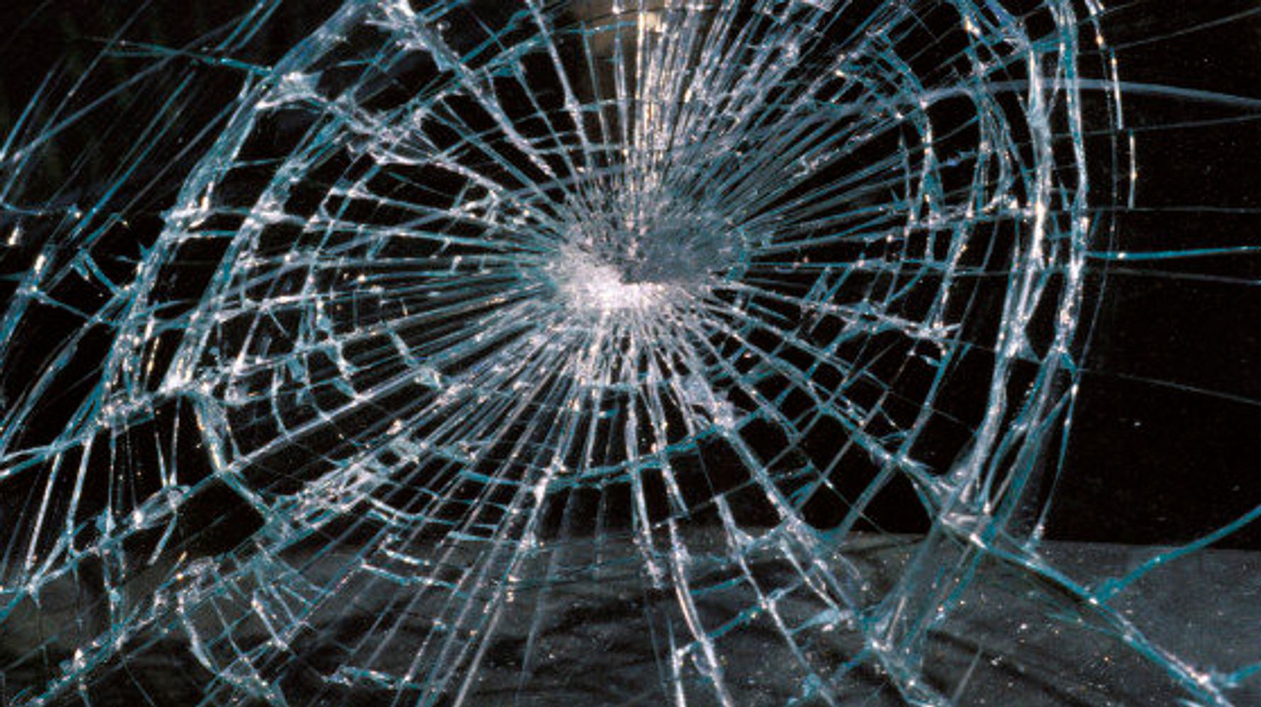 Стеклянные трещины. Разбитое стекло. Трещина на стекле. Потрескавшиеся стекла. Трещины разбитого стекла.