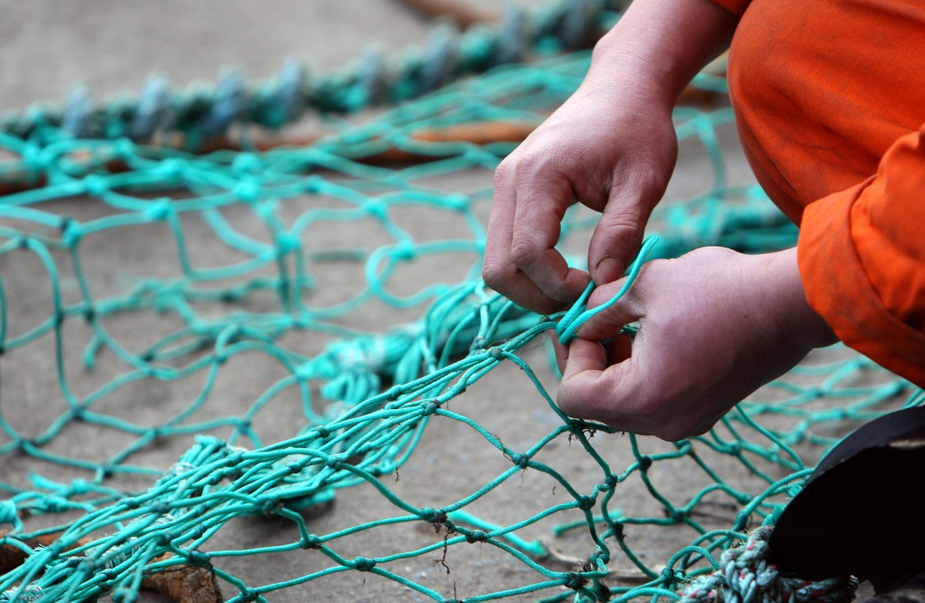 Извинить сеть. Невод 110 метров. Плетение рыболовной сети. Сетка рыболовная. Плетение сетки.