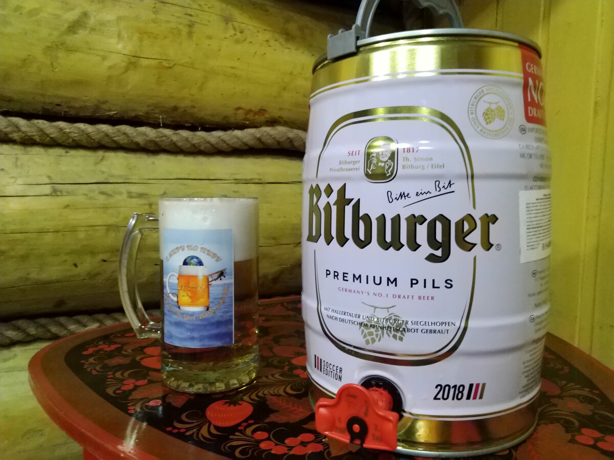 Пиво 5 литров купить спб. Bitburger Premium pils пиво. Бочонок Хайнекен 5л. Пиво в бочонке 5. Пиво бочонок в Пятерочке 5.