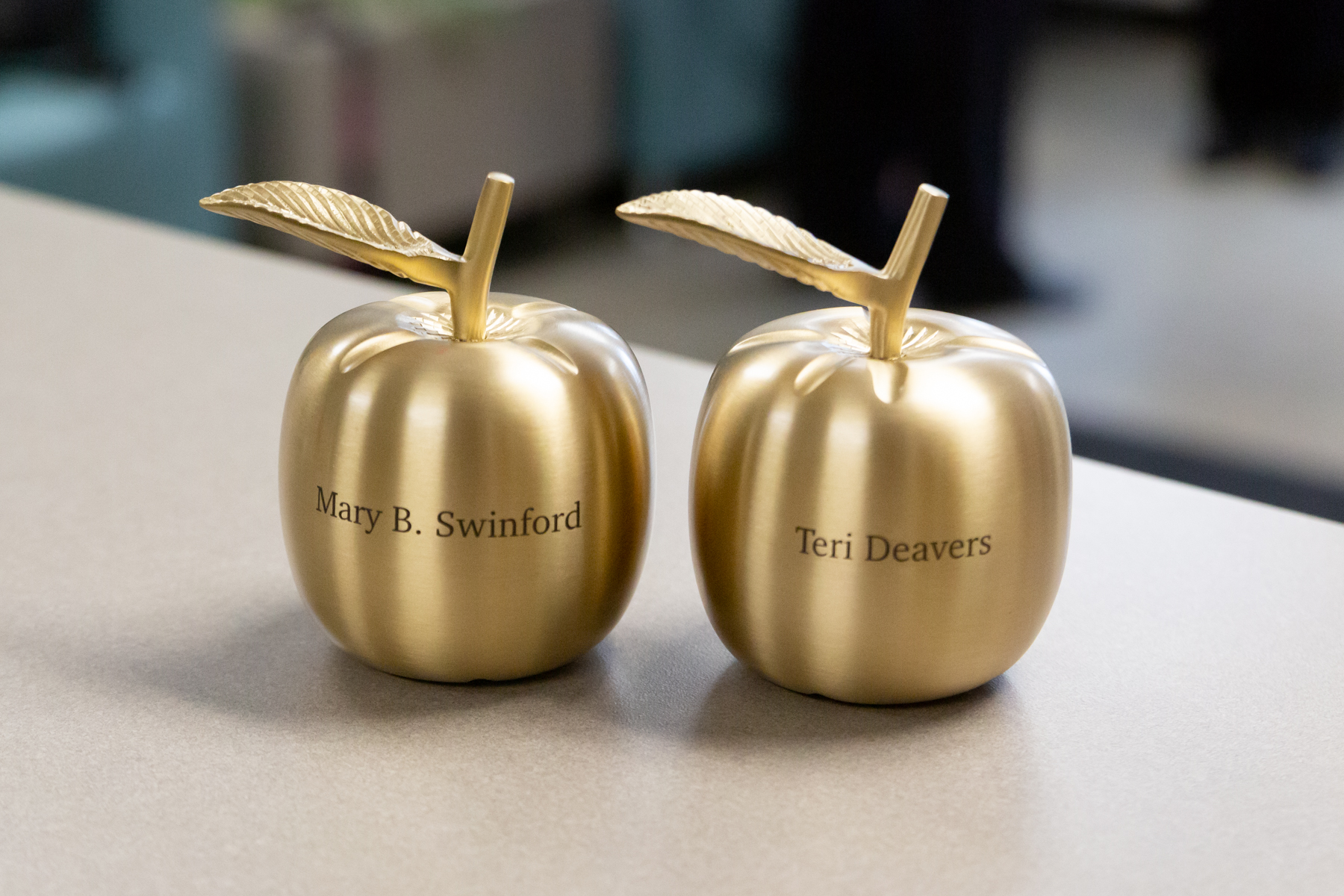 Золотое яблоко челябинск духи. Голд Эппл золотое яблоко. Золотая яблоня. Золотое яблоко Брендинг. Косметика с яблоком.
