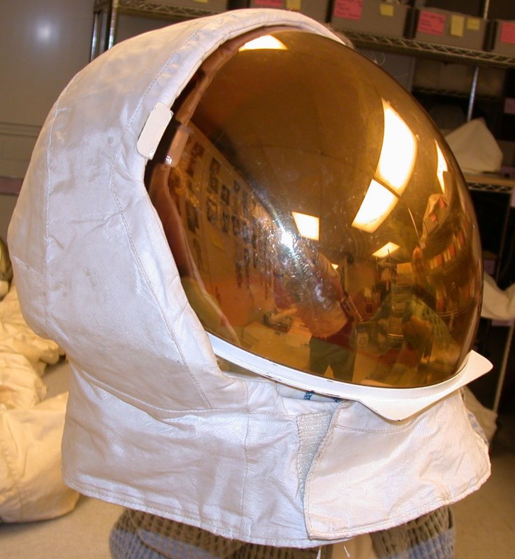 Скафандр космонавта своими руками. Космический шлем. Шлем скафандра. Шлем Космонавта картонный. Шлем Космонавта своими.