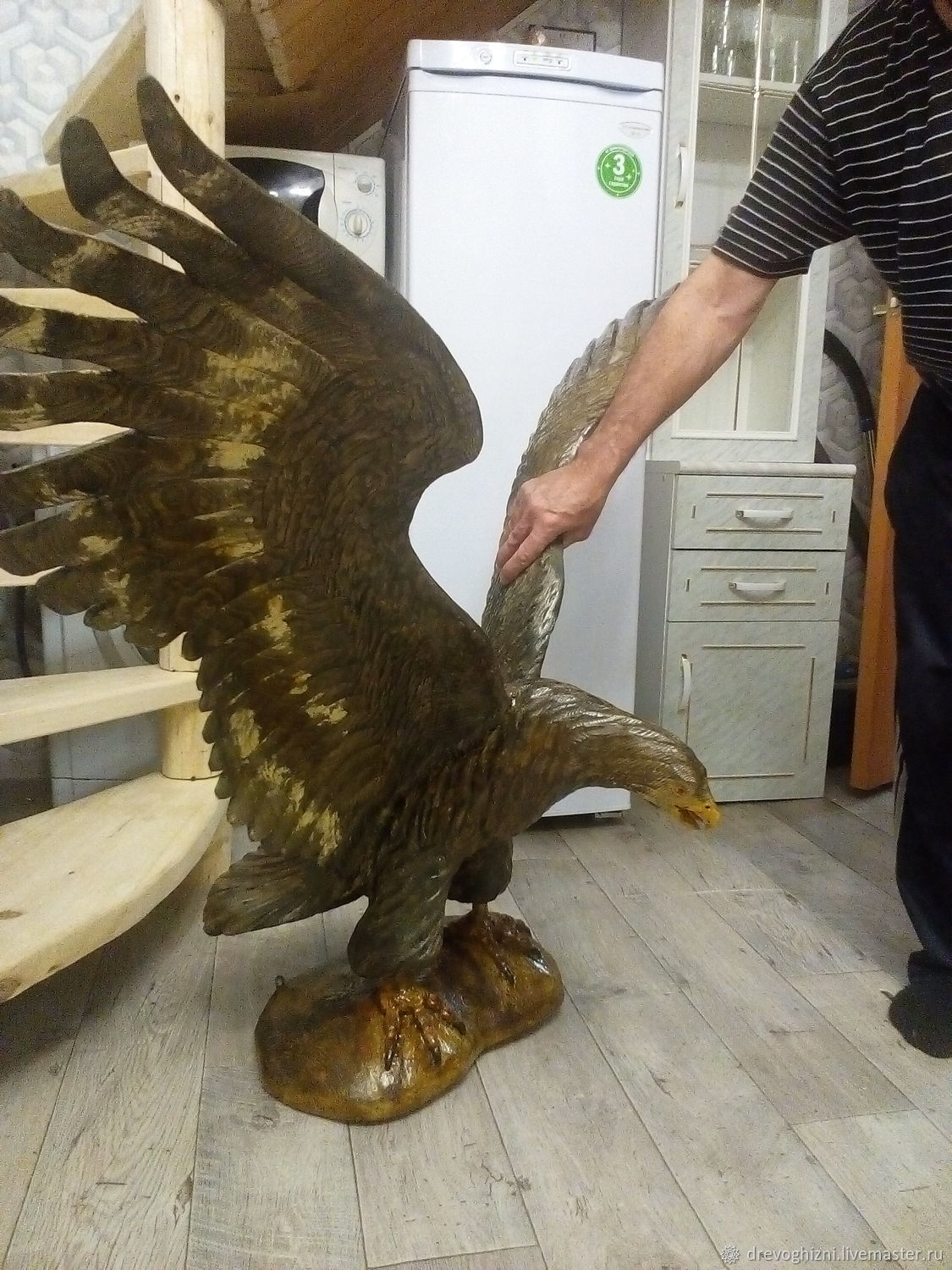Ручной орел купить. Орел вырезанный из дерева. Скульптура орла из дерева. Фигура орла из дерева. Резьба по дереву Орел.