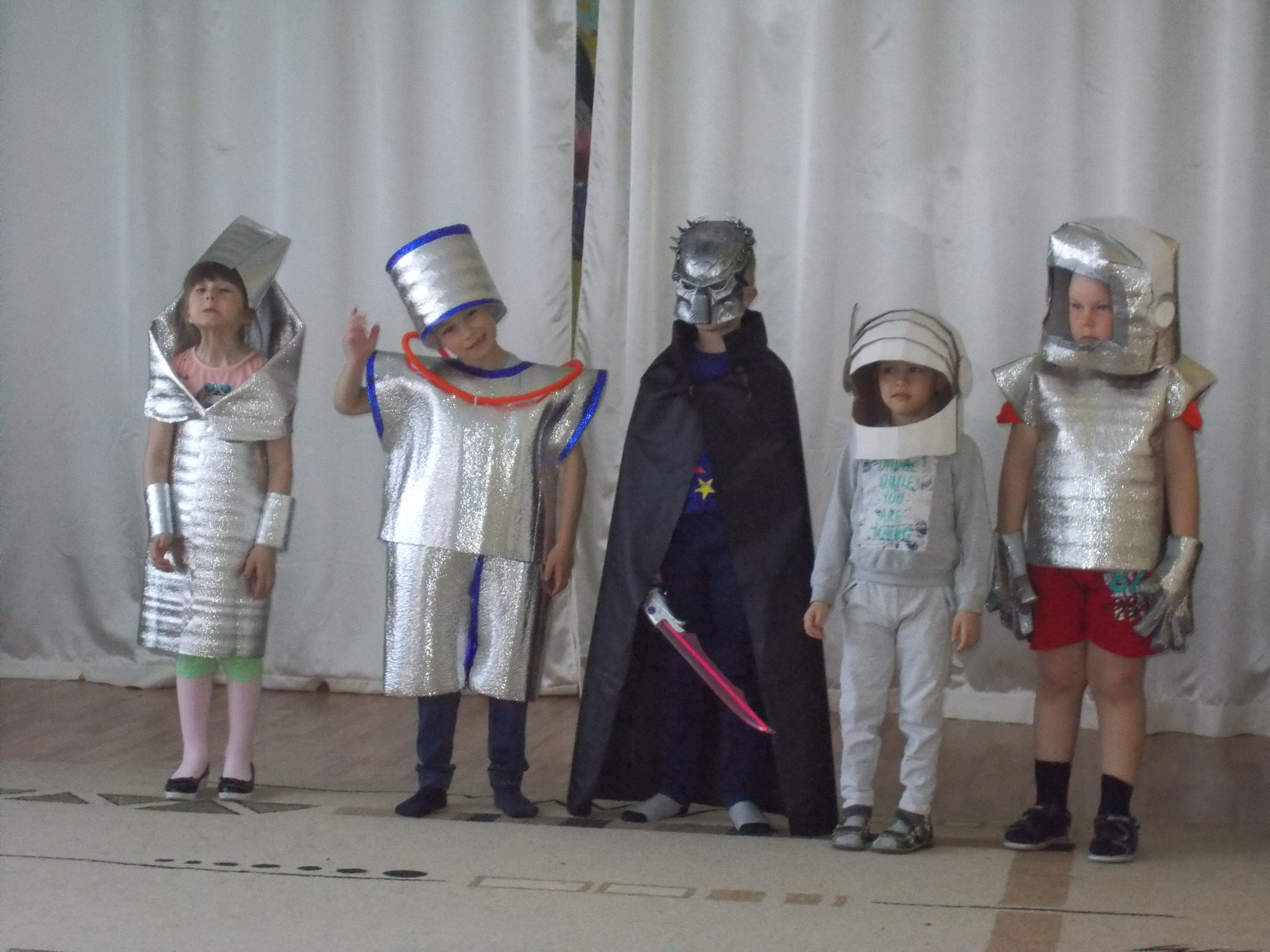 Костюм на день космонавтики для девочек. Космический костюм в садик. Космические костюм для ребенка в детский сад. Космическийкомьюм в детский сад. Костюм ко Дню космонавтики в детский сад.