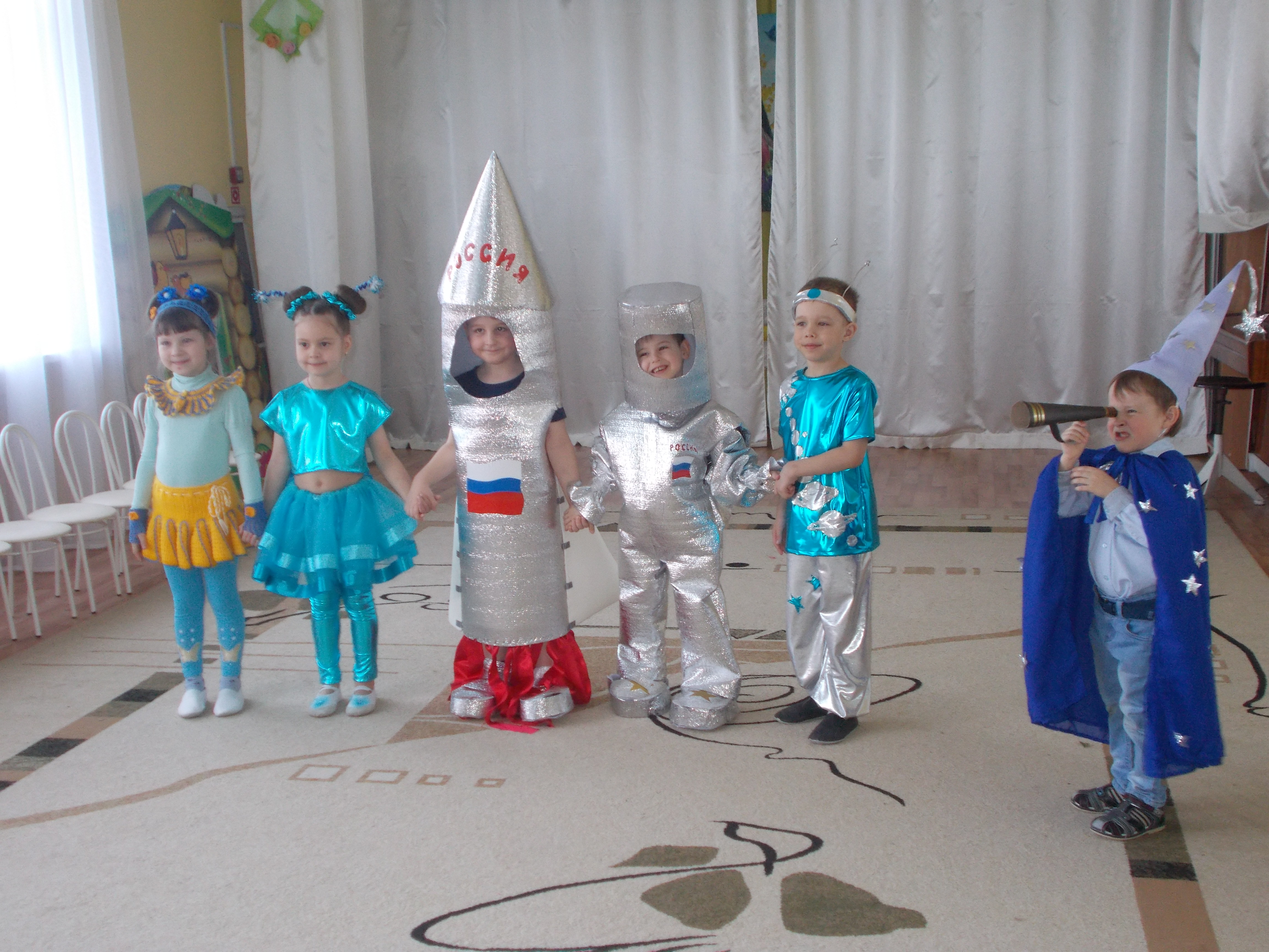 Костюм ко дню космонавтики в детский. Костюм ко Дню космонавтики в детский сад. Космические костюмы для детей. День космонавтики для детей в детском саду костюмы. Конкурс космических костюмов в детском саду.