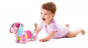 во сколько ребенок начинает ползать