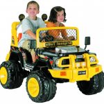 Дети на электромобиле