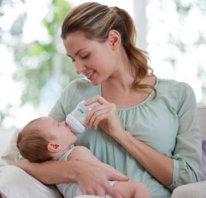 кормление с бутылочки