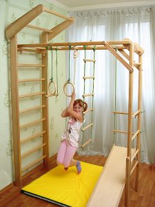 девочка на спортивном уголке-трансформере