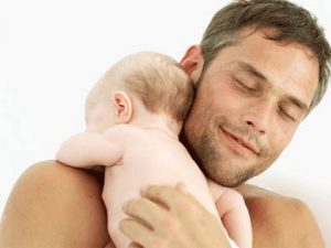 как брать на руки малыша