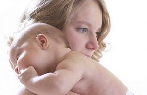 колики у новорожденных помощь