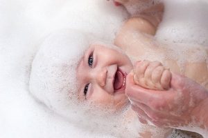 Как купать новорожденного ребенка