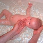 как правильно купать ребенка